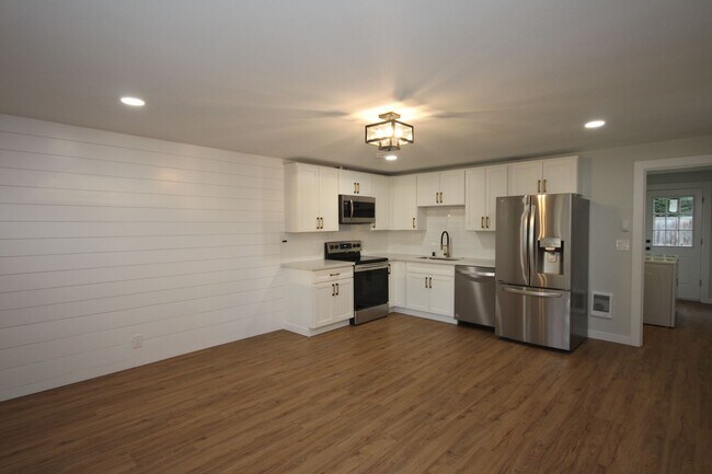 Building Photo - Charming Down Town Sumner Duplex