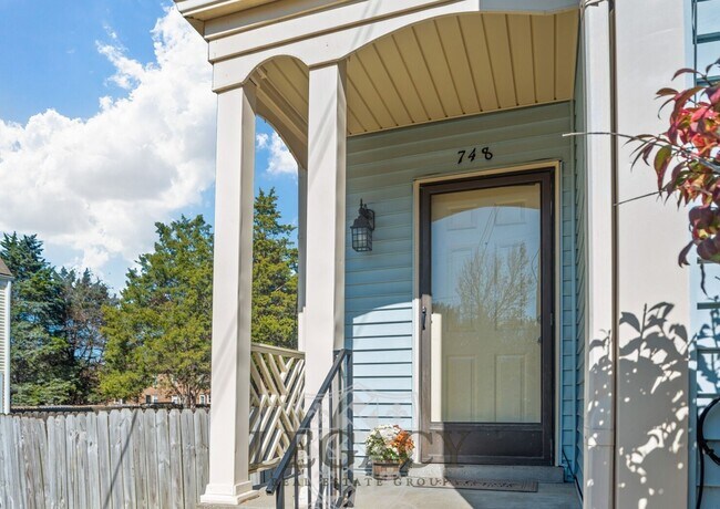 Foto del edificio - 748 Lake Terrace Dr