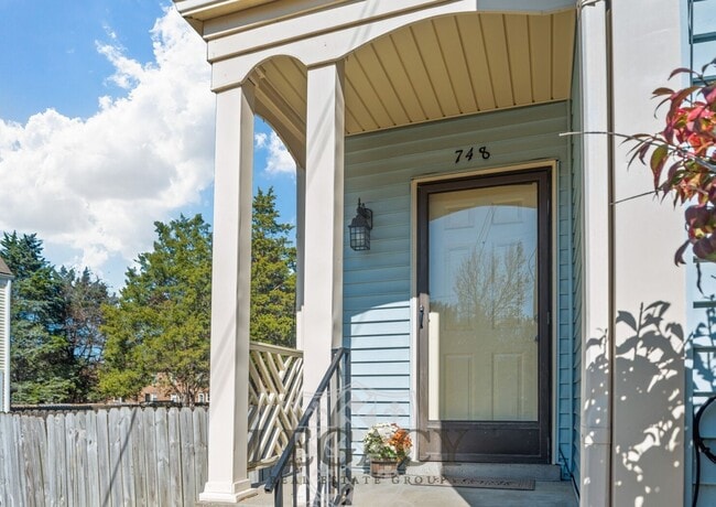 Photo - 748 Lake Terrace Dr House