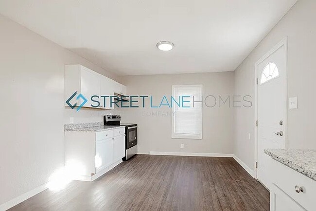 Building Photo - 723 3rd St