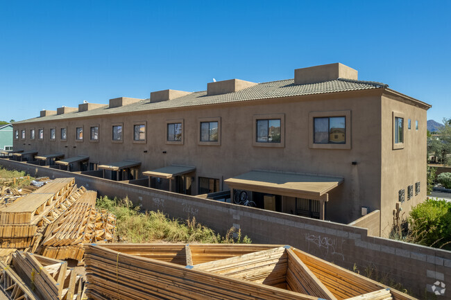 Building Photo - Villas on Roma