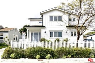 Building Photo - 8373 Westlawn Ave