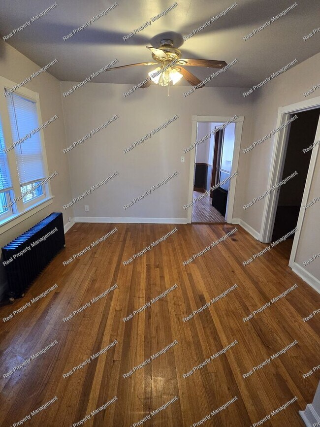 Building Photo - Freshly Painted 3 Bedroom