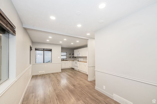 Building Photo - 561 N Beverly Ave