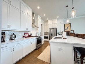 Building Photo - 637 Skytop Dr