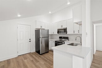 Building Photo - 911 Knight St