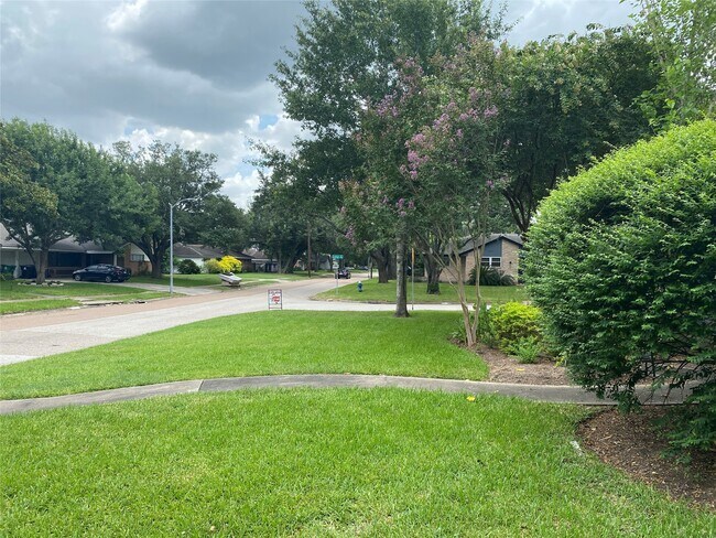 Foto del edificio - 9614 Greenwillow Dr