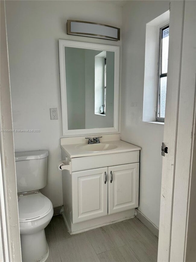 Building Photo - 515 SE 9th St