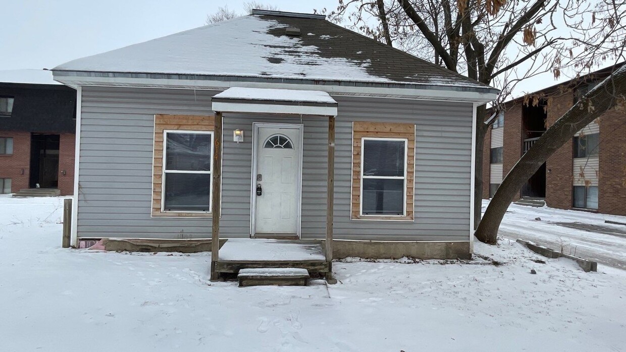 Primary Photo - Charming 2-bedroom, 1 bathroom home