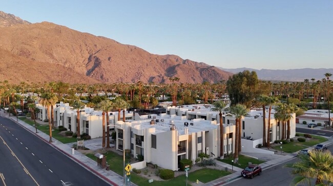 Foto del edificio - 1400 E Palm Canyon Dr