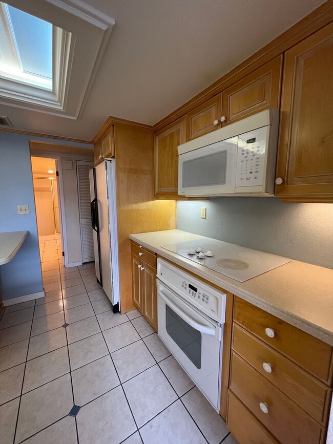 Building Photo - North Salt Lake 1 bed 1.5 bath Condo