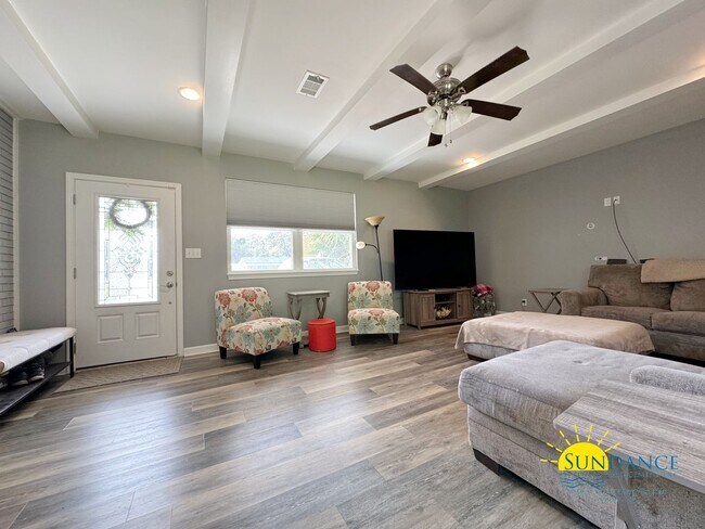 Building Photo - Stunning 3 Bedroom Home near Hurlburt Fiel...