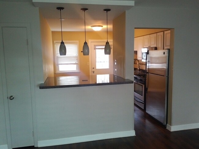 Kitchen / Bar - 954 Shermer Rd