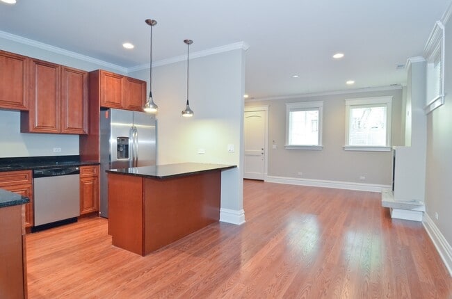 Building Photo - 2738 N Greenview Ave