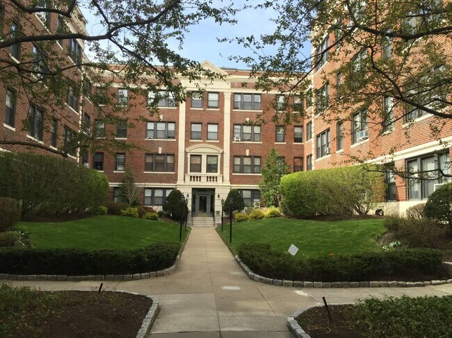 Foto del edificio - 145 Englewood Ave