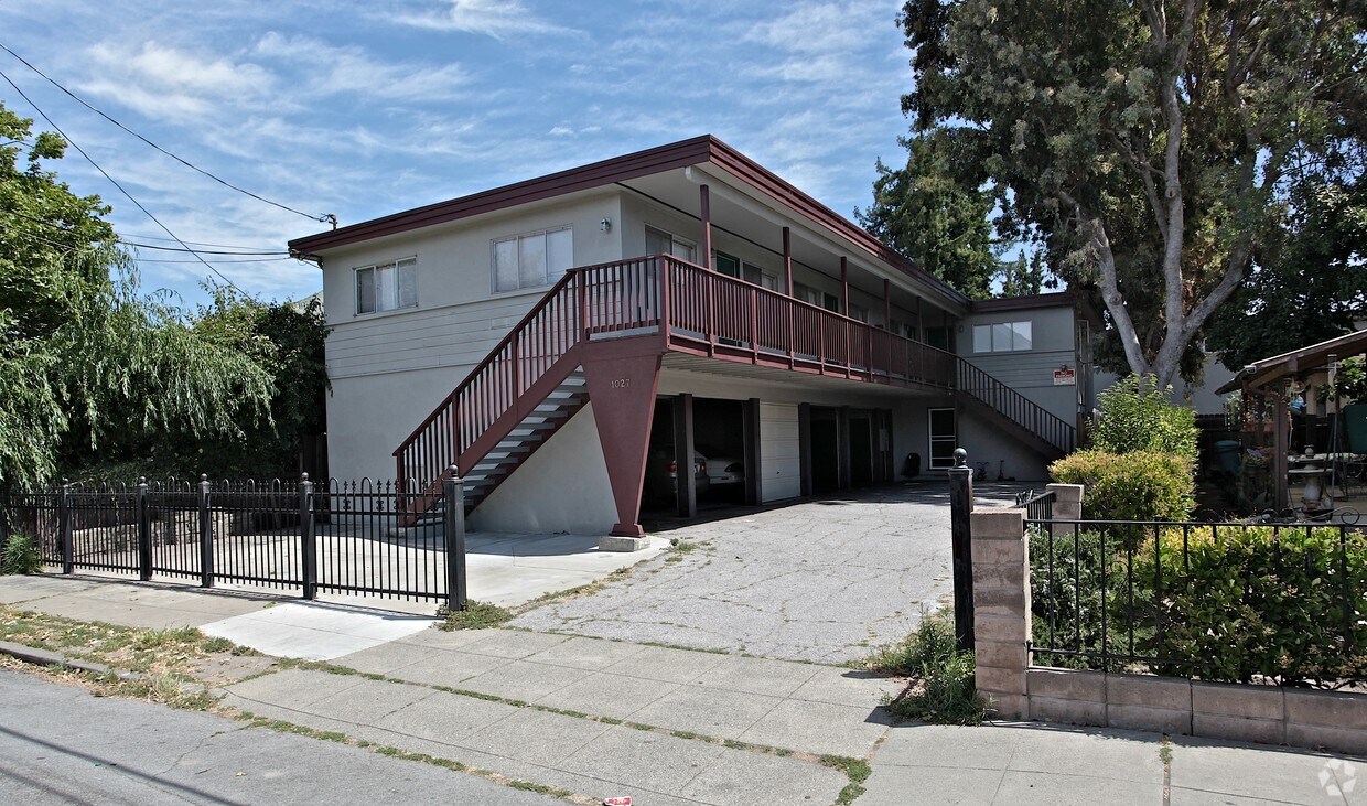 Primary Photo - 1027 Clinton St
