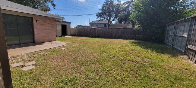 Patio trasero - vista diferente - 1820 Sunset Ave