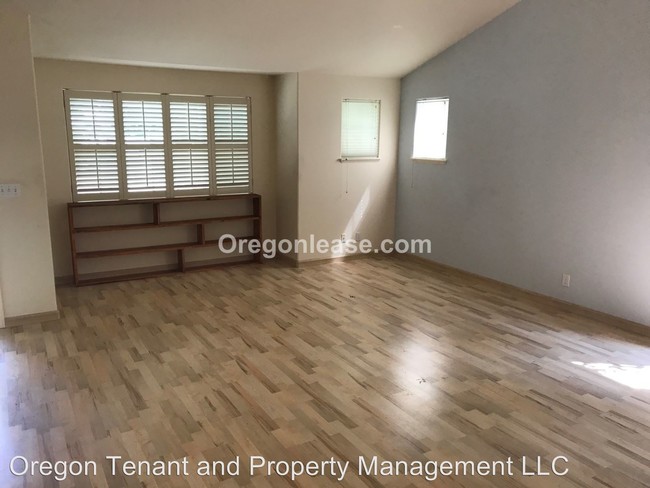 Building Photo - 750 Red Cedar Ct