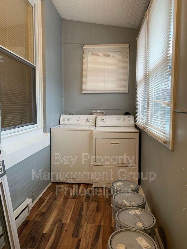 Building Photo - 413 N Sickels St