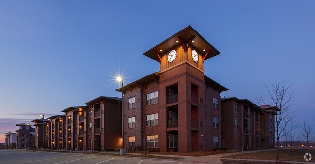 Building Photo - Shadow Lake Square