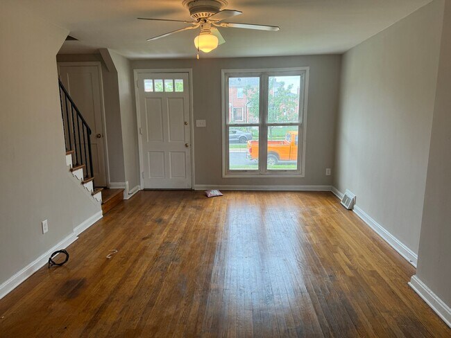 Building Photo - Introducing a charming 3-bedroom, 1-bathro...