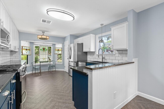 Building Photo - 2707 Norfolk Dr