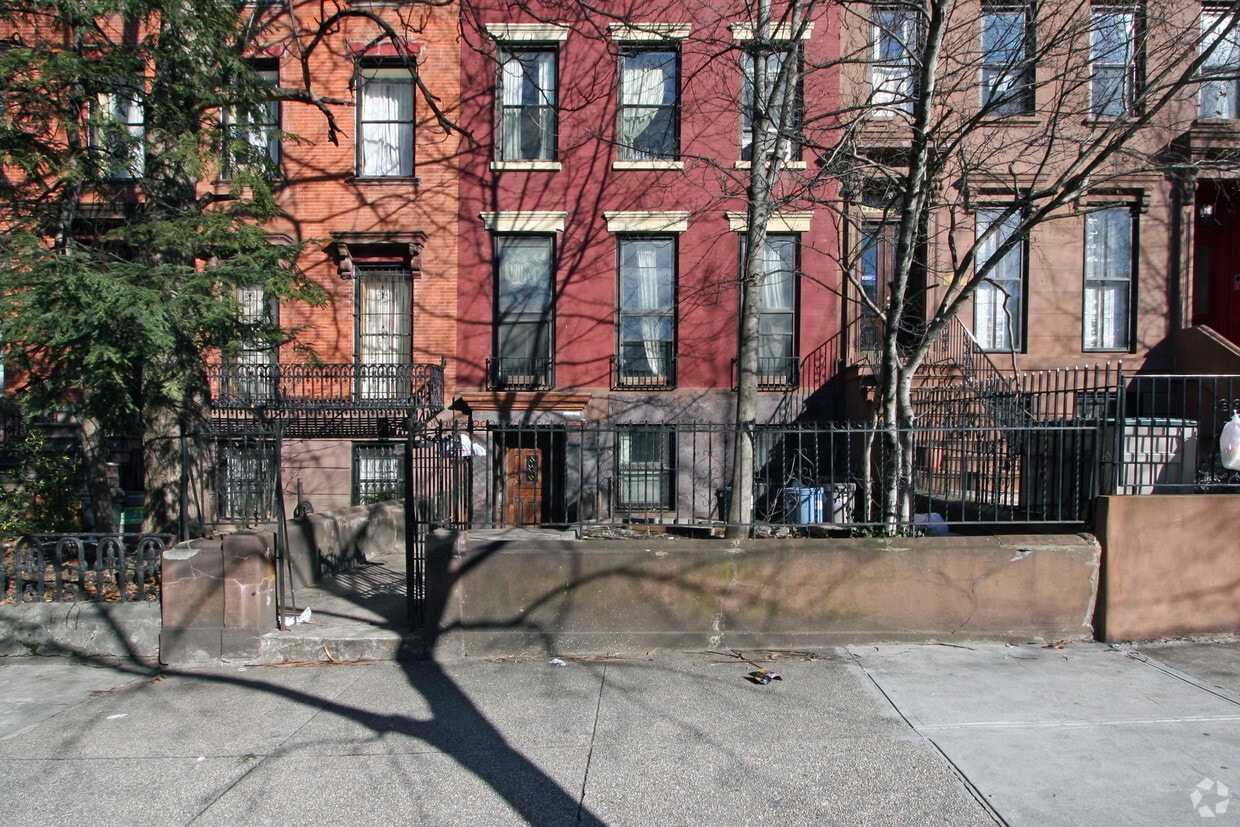Primary Photo - 139 Clinton Ave