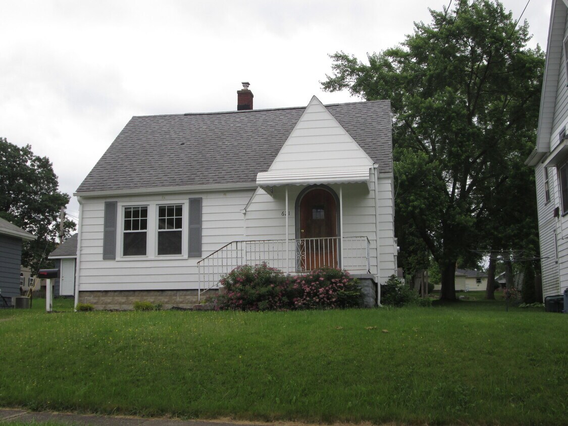 Primary Photo - 621 Lawrence Ave.