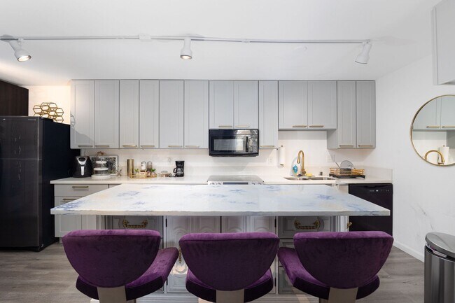 Foto del edificio - Beautifully Updated 2 Bedroom Condo with Optional Furniture!