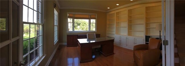 Building Photo - 320 MacIntosh Dr