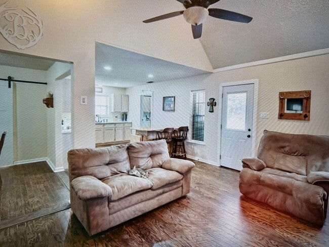 Building Photo - Move in special $500.00 Off 1st month rent!! Country style living on the hill but within the city