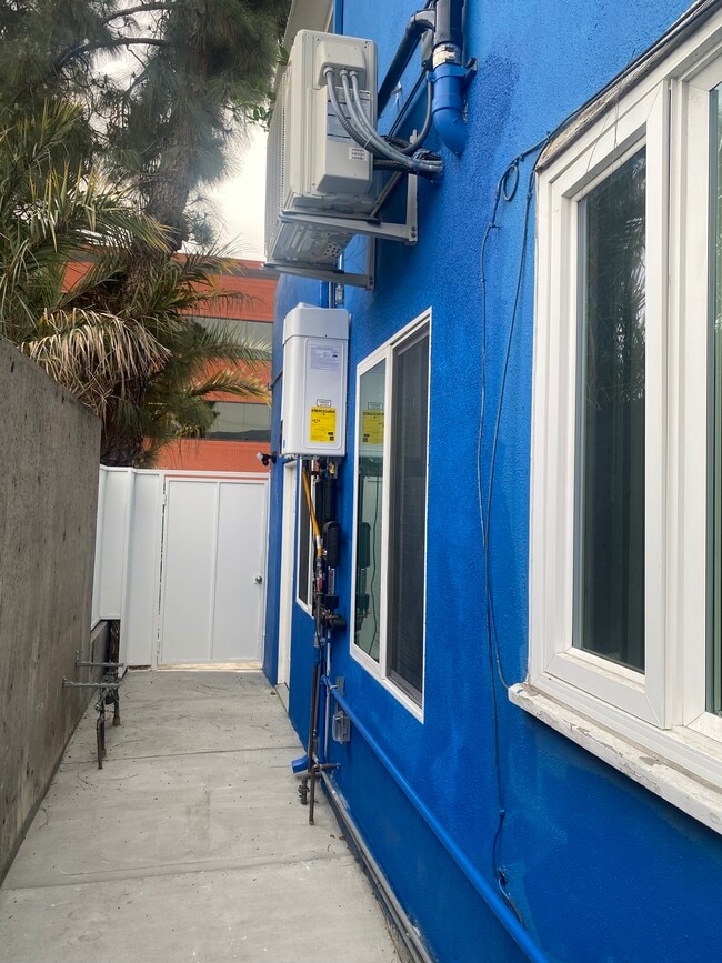 Building Photo - 405 W Broadway