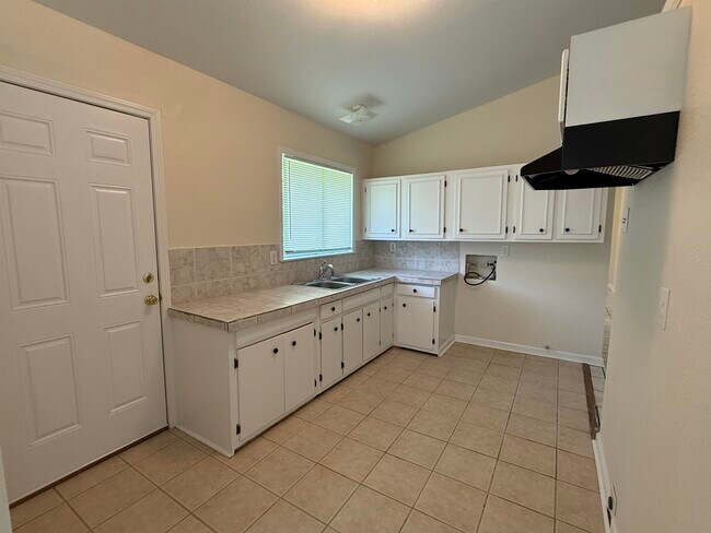 Building Photo - 1405 Cactus Dr