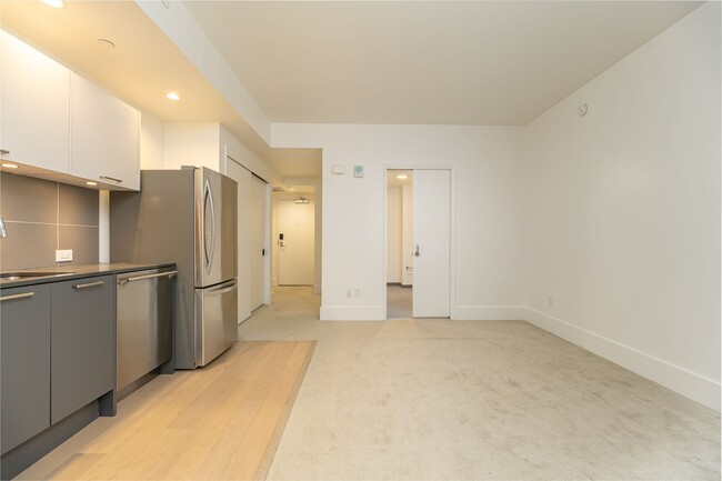 Building Photo - Stunning Mid-Market Studio! Pet! Patio! Co...