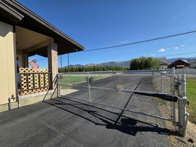 Foto del edificio - Large 3 Bedroom, 2.5 Bath on Beautiful, HU...