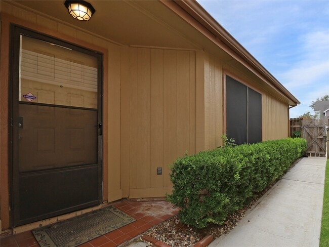 Foto del edificio - 3413 Benfield Dr