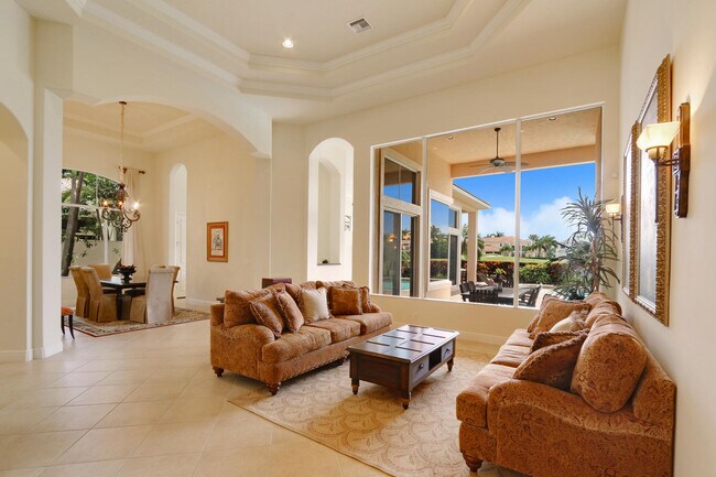 Building Photo - 528 Les Jardin Dr