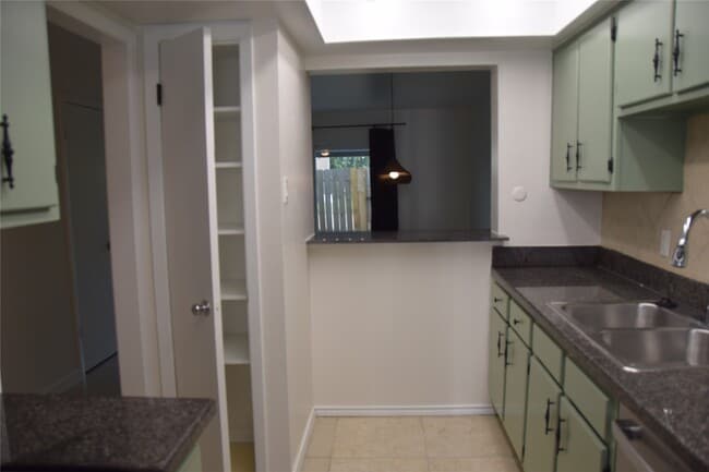 Foto del edificio - 7827 Leonora St