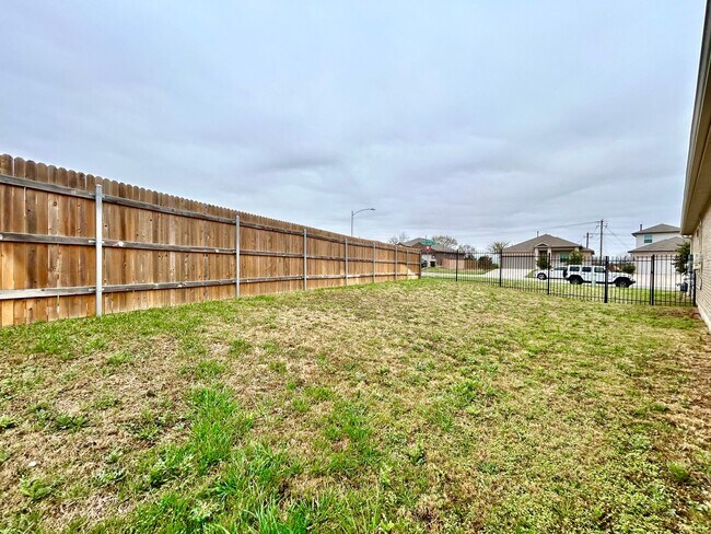 Foto del edificio - Light-Filled 4 Bedroom, 2 Bath Home with Deck & Fenced Backyard