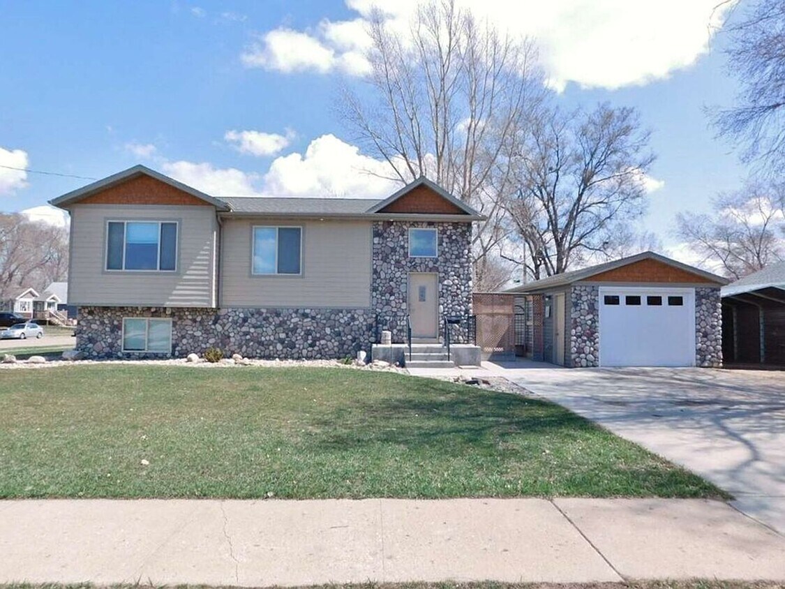 Primary Photo - 4 Bedroom House!
