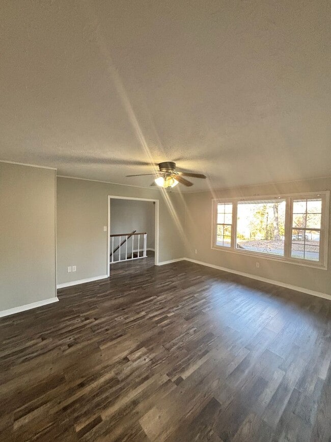 Building Photo - Newly Updated 4bd/3bth in Seymour!