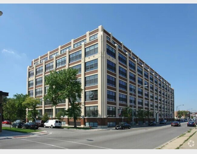 Building Photo - 3963 W Belmont Ave