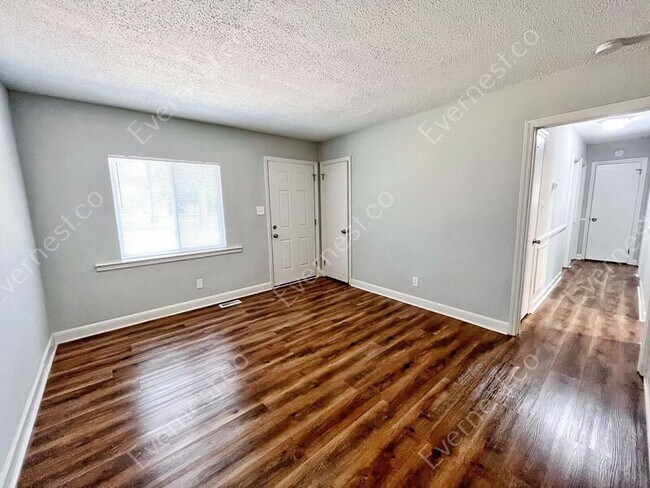 Building Photo - 203 Pinetree Dr