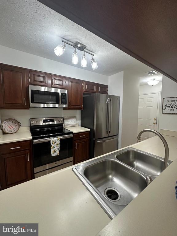 Building Photo - 1002 Jessicas Ct