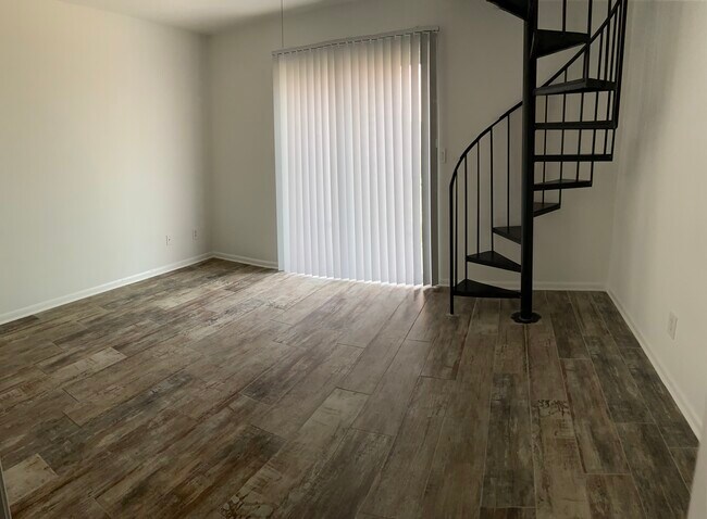 Dormitorio del primer piso con baño completo - 183 11th Ave N