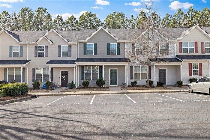 Foto principal - Beautiful 4 Bedroom Townhome in SE Raleigh!