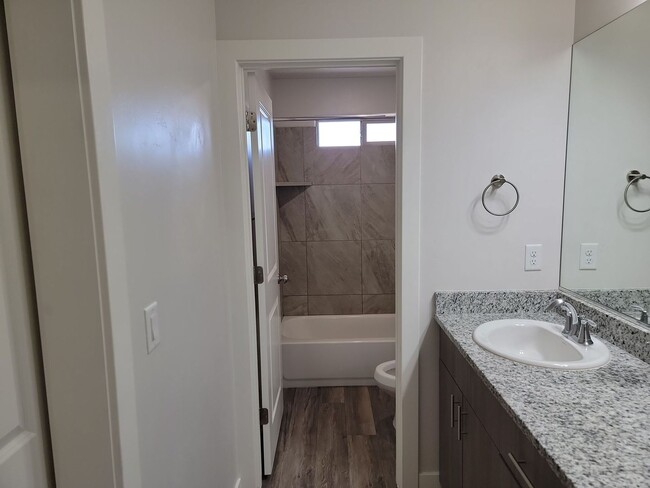 Building Photo - Pet Friendly and Modern End-Unit Townhome!