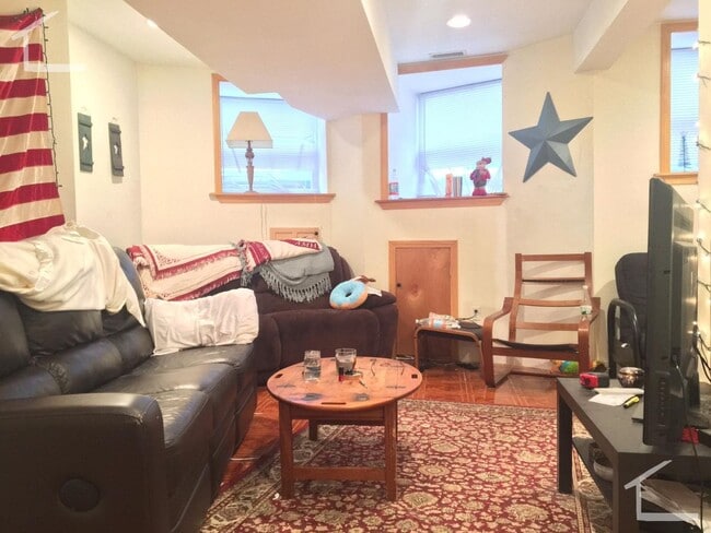 Building Photo - Spacious Four Bed Right in Washington Square