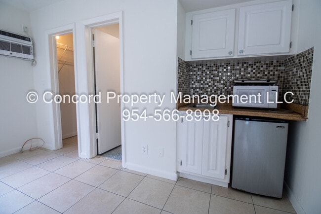 Building Photo - Efficiency Apartment with Pool and Laundry...