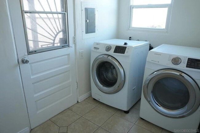 Building Photo - 3860 Paula St